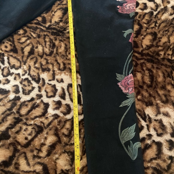 Black rose embroidered jeans - Picture 6 of 7